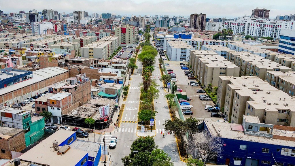Vista aérea de una avenida arbolada y edificios residenciales en Surquillo, Lima