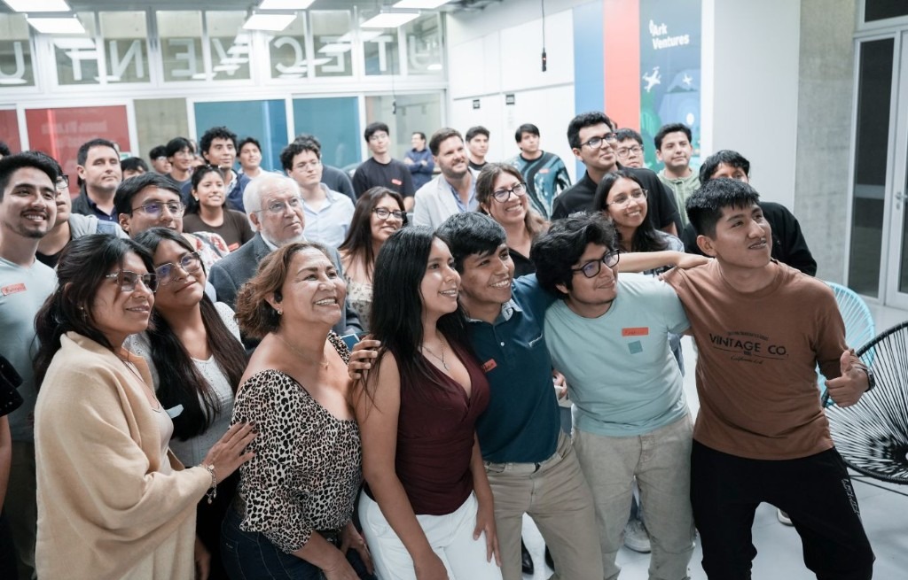 Equipo de PredIA junto a participantes de la Innova Vivienda Hackathon 2026
