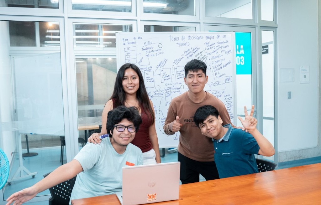 Equipo de PredIA trabajando durante la Innova Vivienda Hackathon 2026
